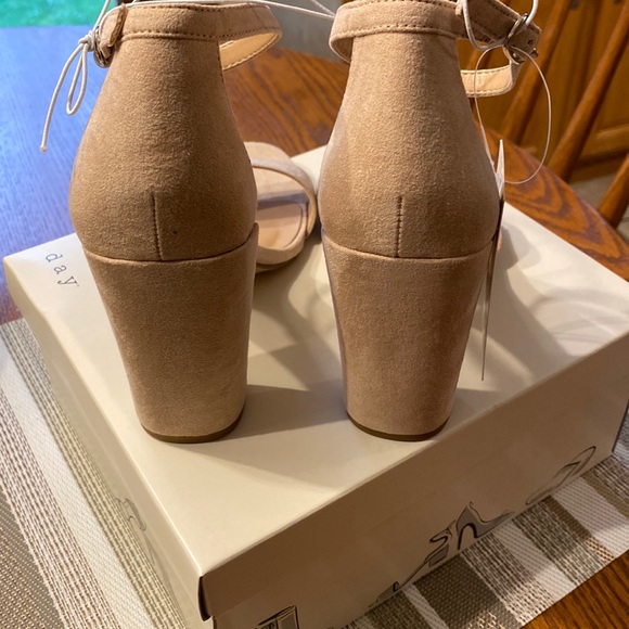 A new day - blush, block 3 3/4” heel sandal with single strap over toes - Picture 6 of 9